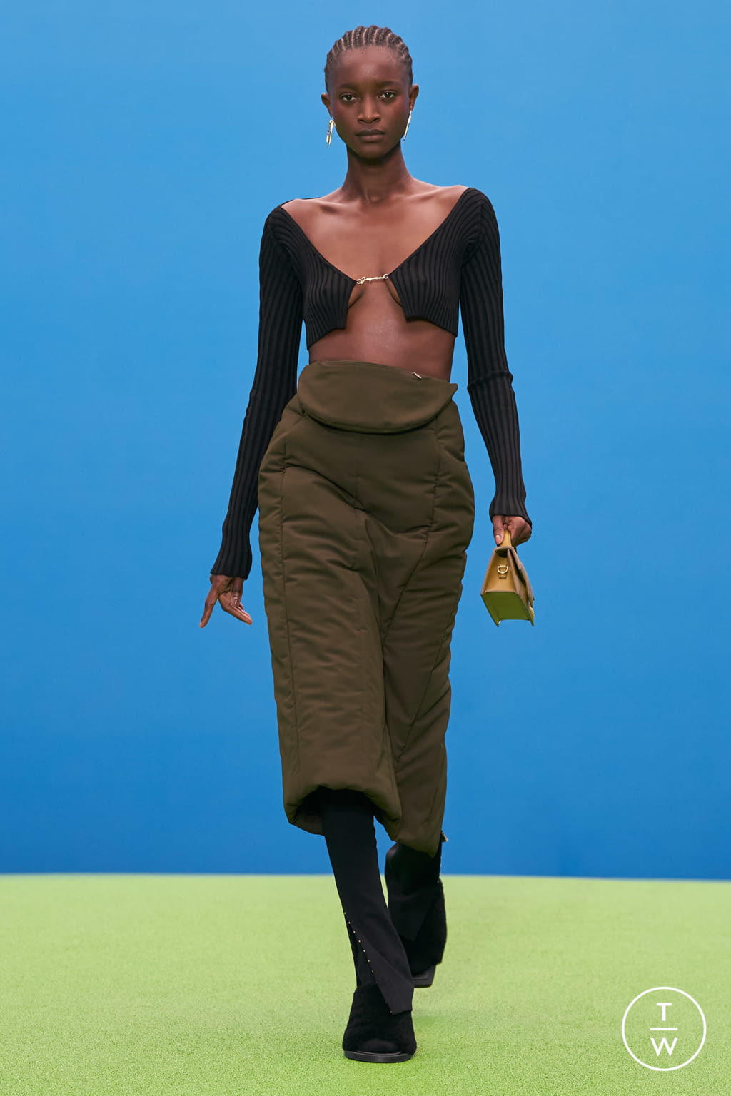 Fashion Week Paris Fall/Winter 2021 look 29 de la collection Jacquemus womenswear