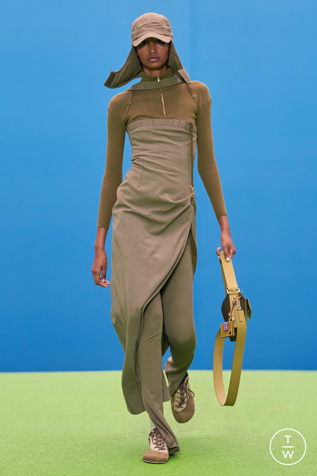 Fashion Week Paris Fall/Winter 2021 look 33 from the Jacquemus collection womenswear