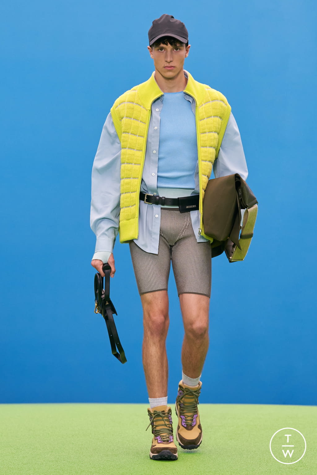 Fashion Week Paris Fall/Winter 2021 look 13 from the Jacquemus collection 男装