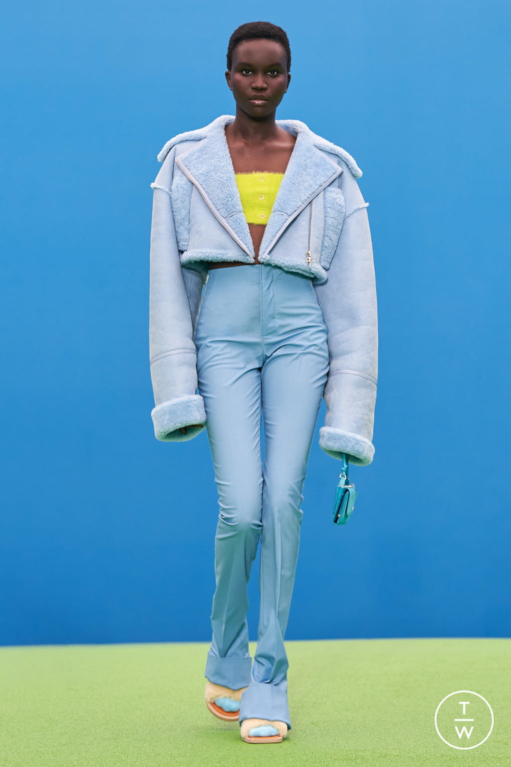 Fashion Week Paris Fall/Winter 2021 look 36 from the Jacquemus collection 女装