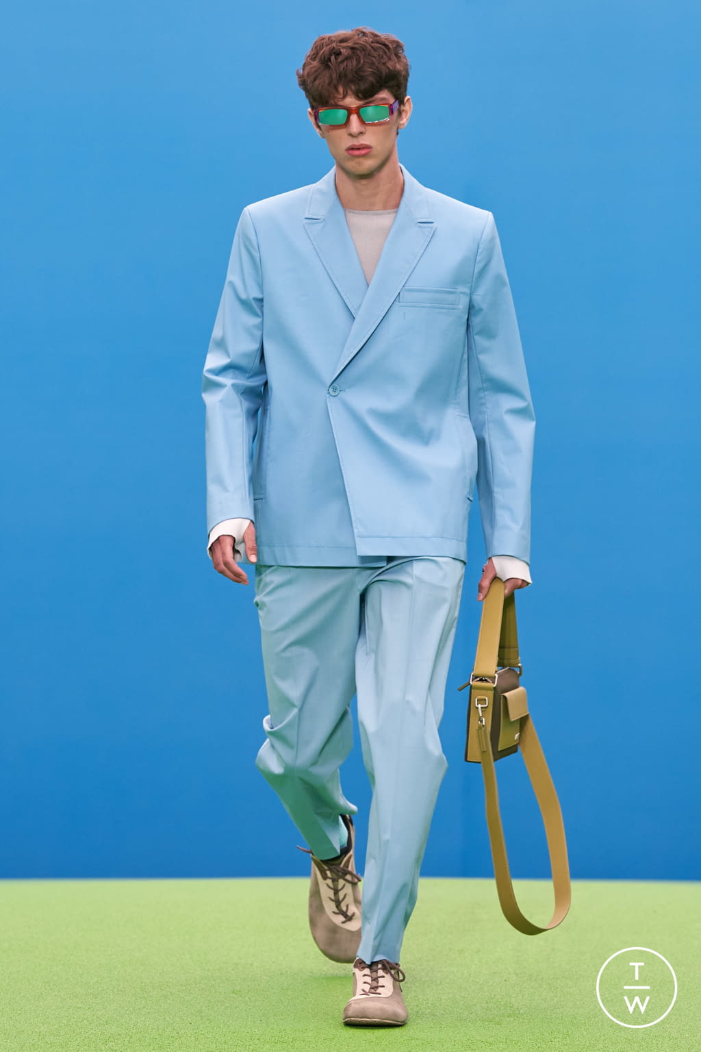 Fashion Week Paris Fall/Winter 2021 look 15 from the Jacquemus collection 男装