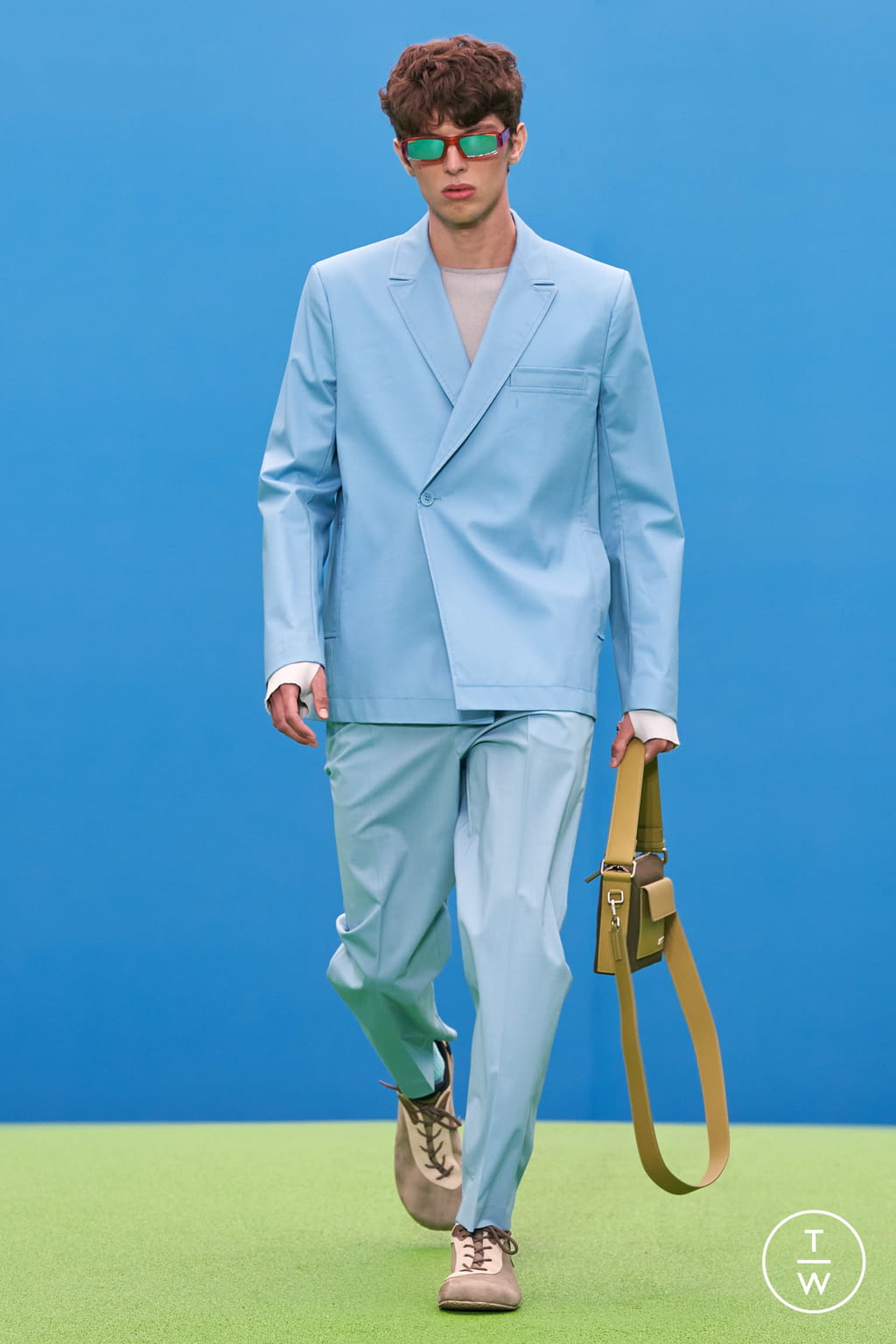 Fashion Week Paris Fall/Winter 2021 look 15 de la collection Jacquemus menswear