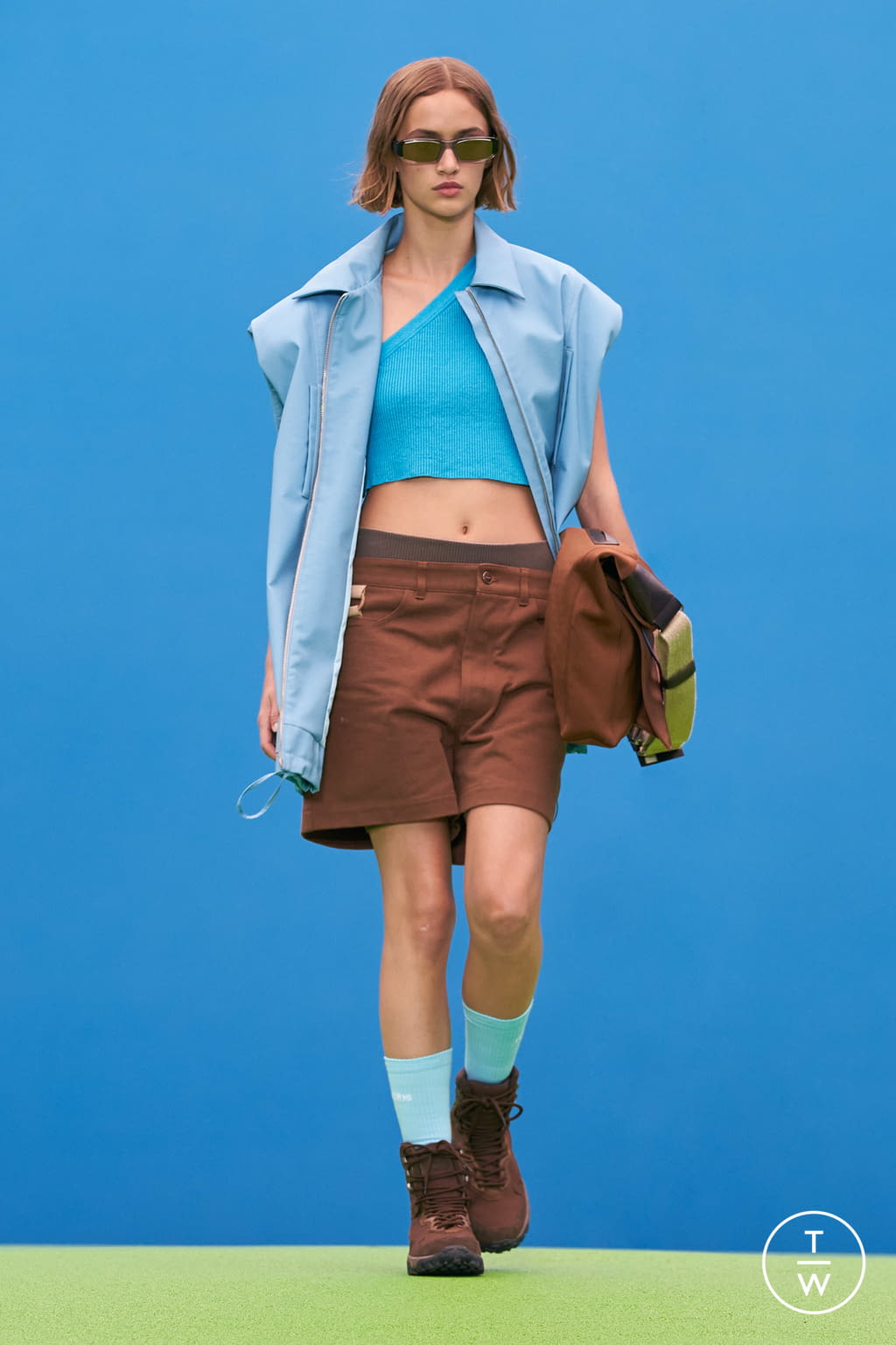 Fashion Week Paris Fall/Winter 2021 look 42 from the Jacquemus collection 女装
