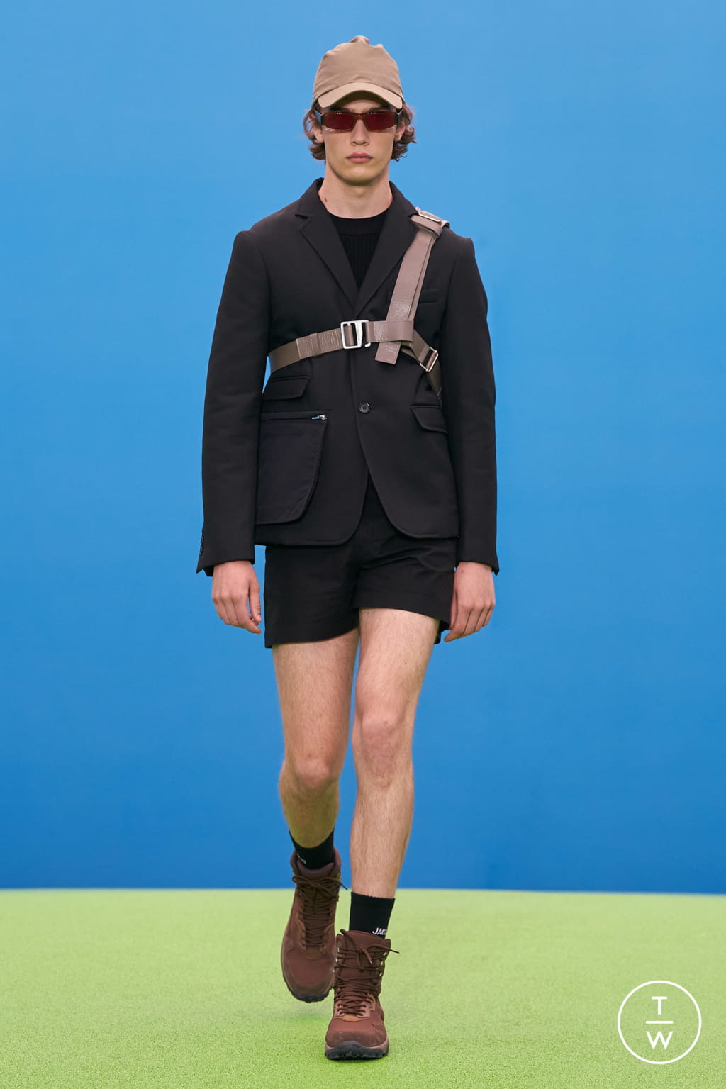 Fashion Week Paris Fall/Winter 2021 look 55 from the Jacquemus collection womenswear