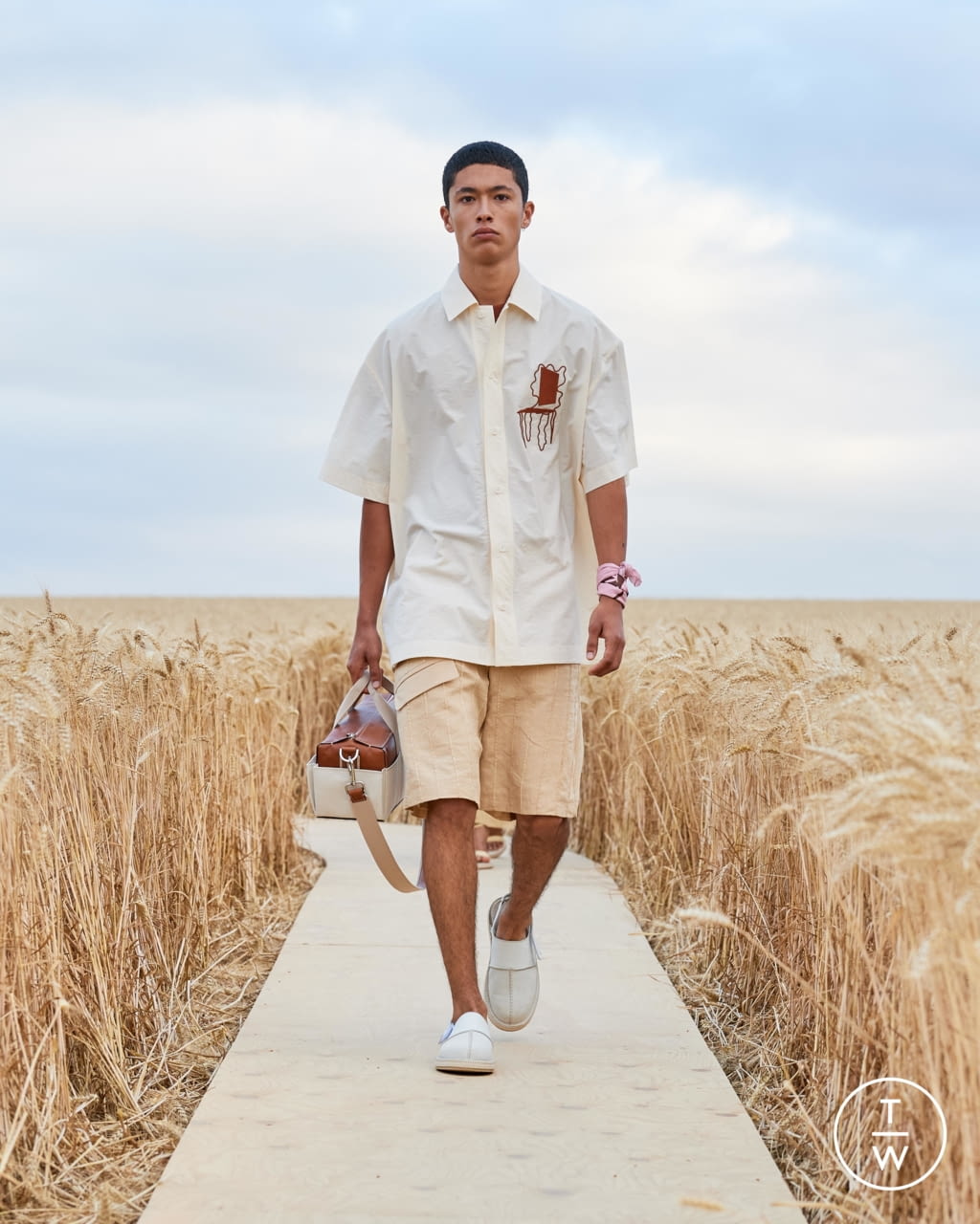Fashion Week Paris Spring/Summer 2021 look 6 from the Jacquemus collection 男装