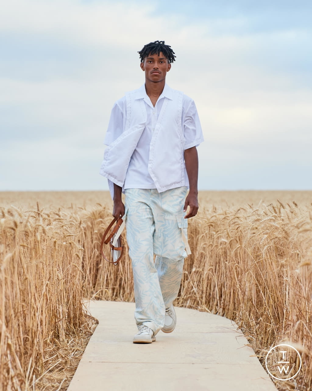 Fashion Week Paris Spring/Summer 2021 look 18 from the Jacquemus collection menswear