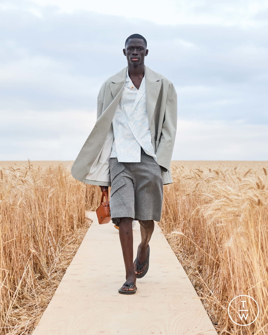Fashion Week Paris Spring/Summer 2021 look 29 from the Jacquemus collection 男装