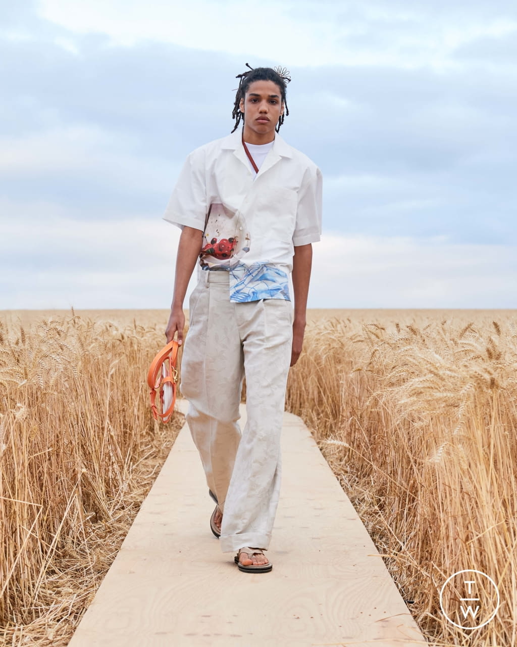 Fashion Week Paris Spring/Summer 2021 look 30 from the Jacquemus collection 男装
