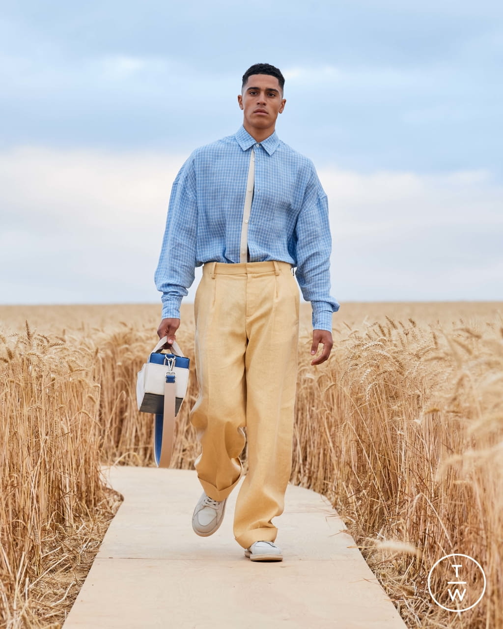 Fashion Week Paris Spring/Summer 2021 look 37 from the Jacquemus collection 男装