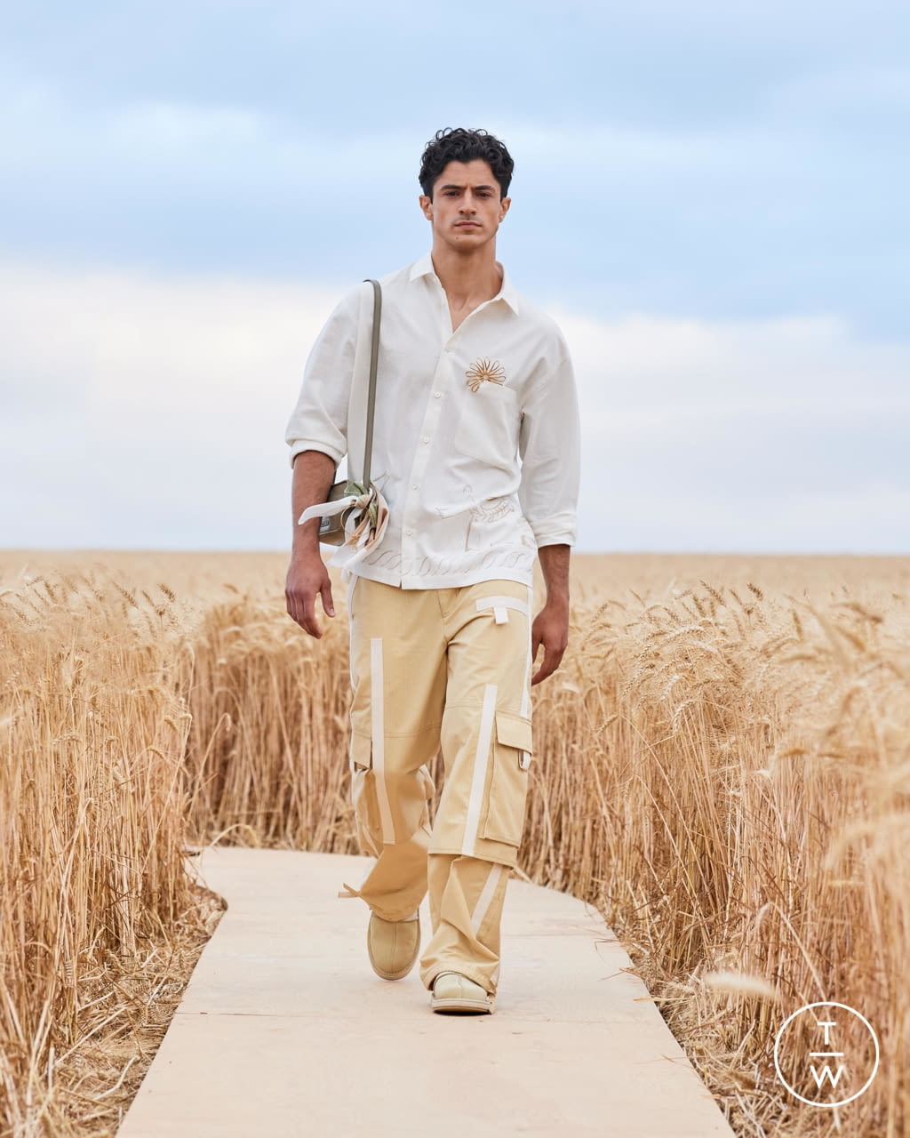 Fashion Week Paris Spring/Summer 2021 look 39 from the Jacquemus collection menswear