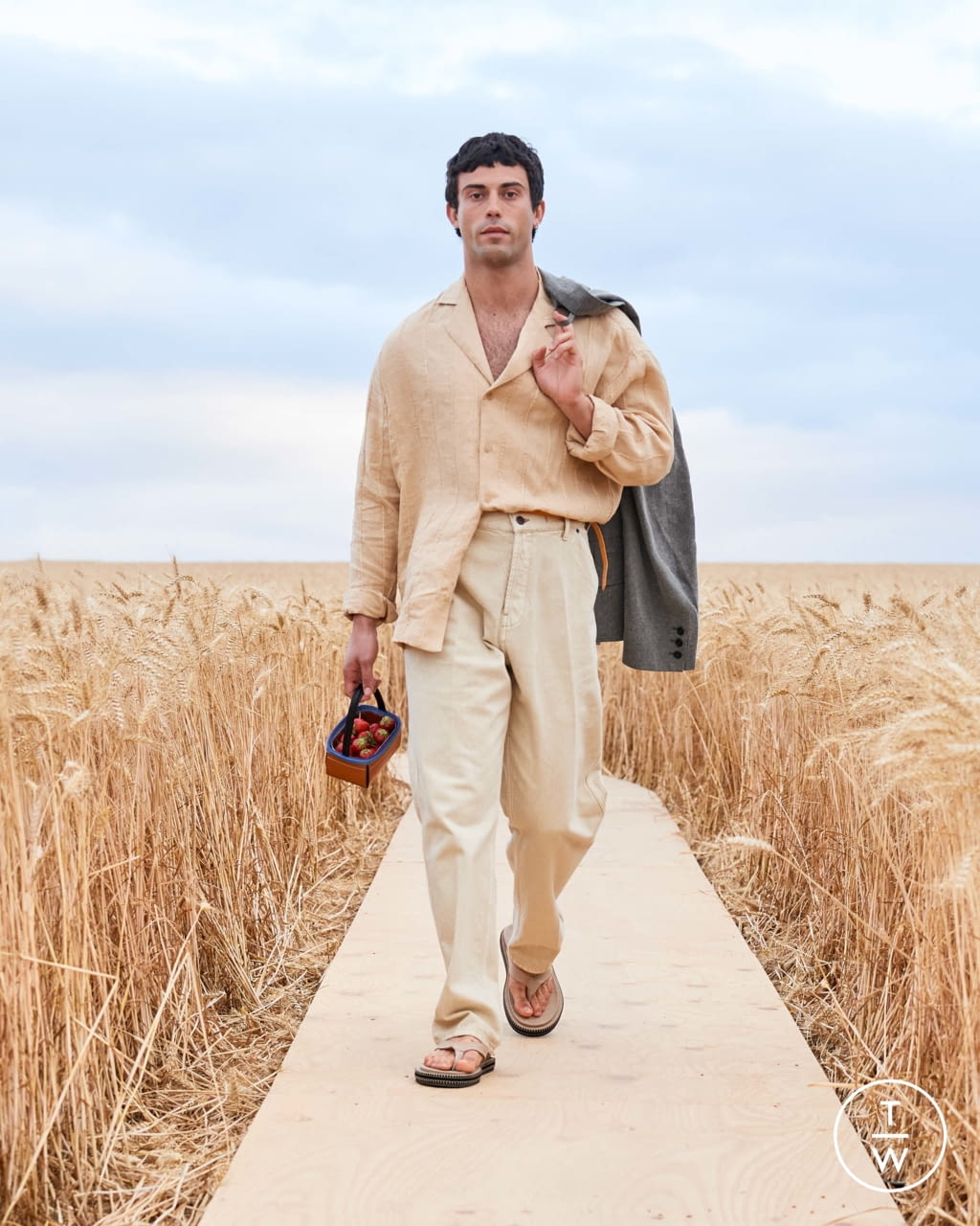 Fashion Week Paris Spring/Summer 2021 look 44 from the Jacquemus collection 男装