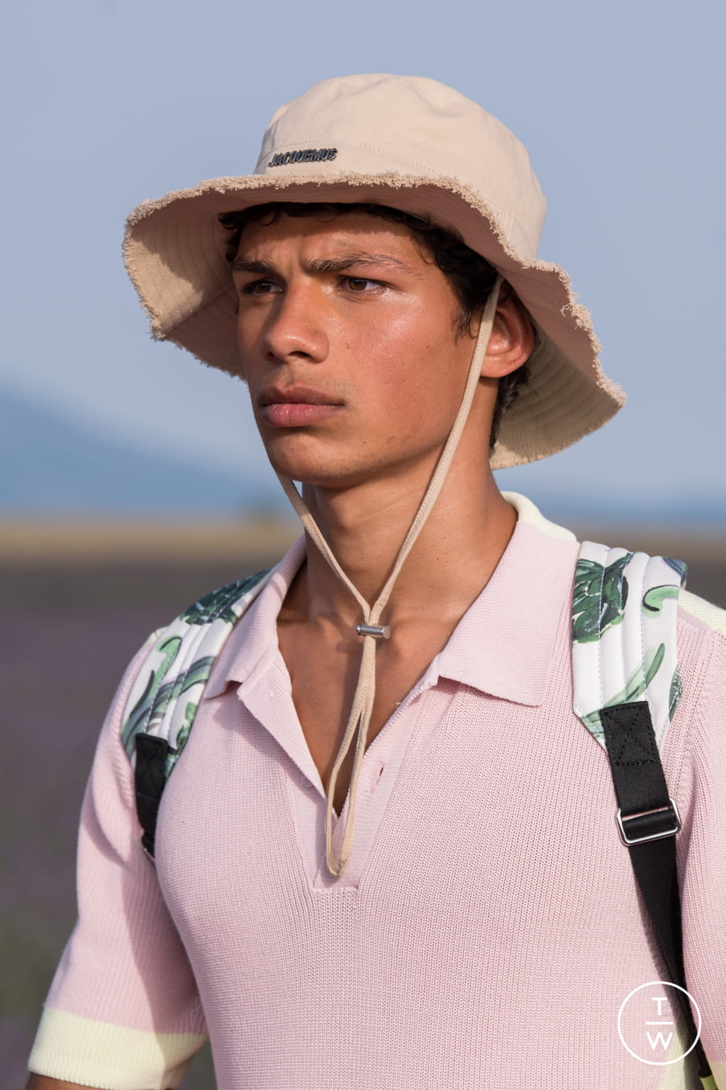 Fashion Week Paris Spring/Summer 2020 look 24 from the Jacquemus collection 男装配饰