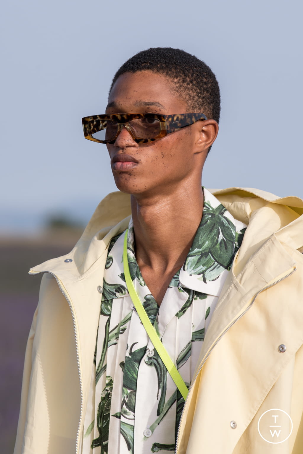 Fashion Week Paris Spring/Summer 2020 look 29 from the Jacquemus collection 男装配饰