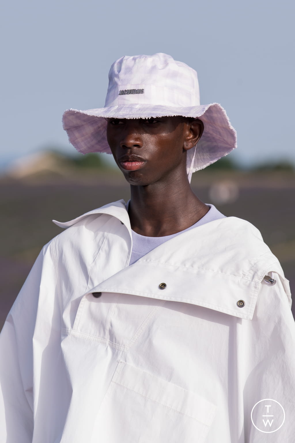 Fashion Week Paris Spring/Summer 2020 look 25 from the Jacquemus collection 男装配饰