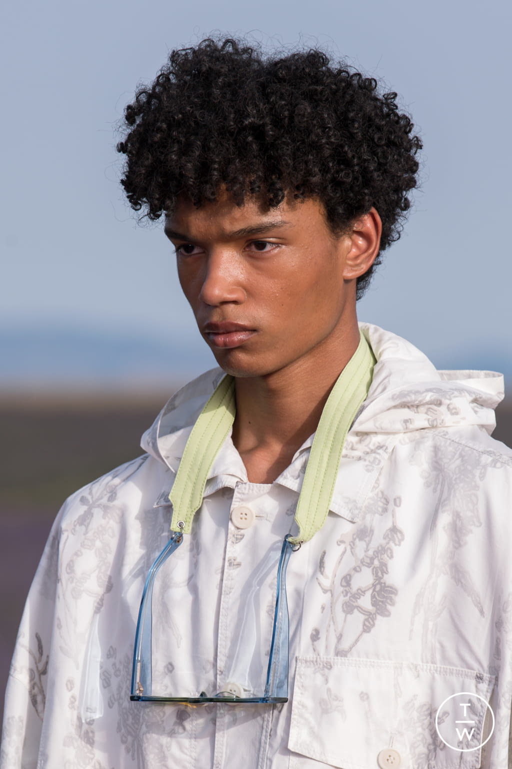 Fashion Week Paris Spring/Summer 2020 look 28 from the Jacquemus collection 男装配饰