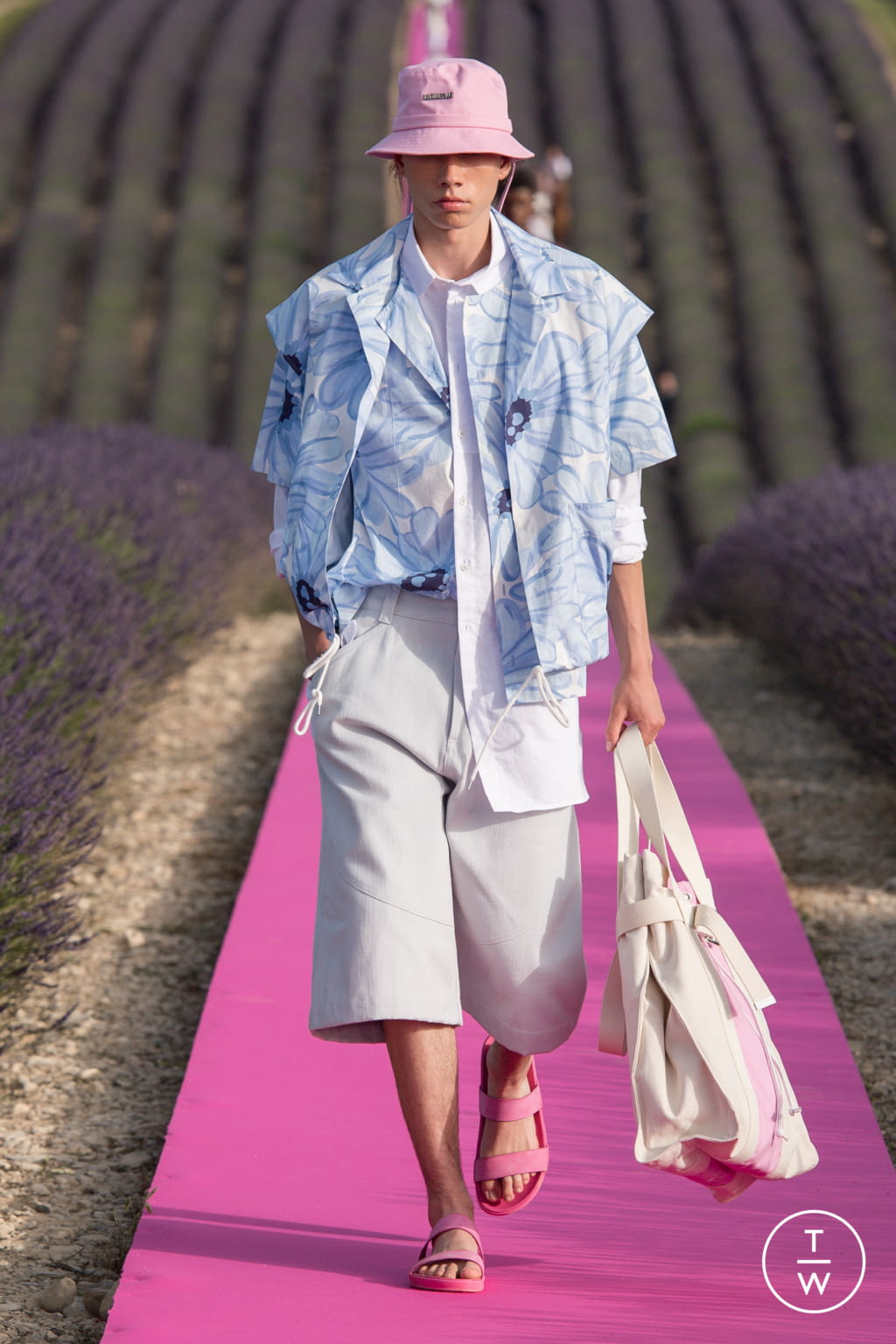 Fashion Week Paris Spring/Summer 2020 look 7 from the Jacquemus collection 男装