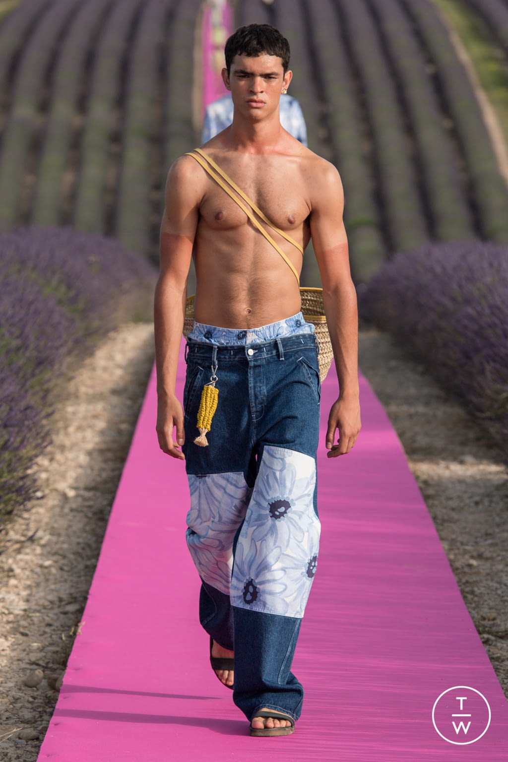 Fashion Week Paris Spring/Summer 2020 look 32 from the Jacquemus collection 男装