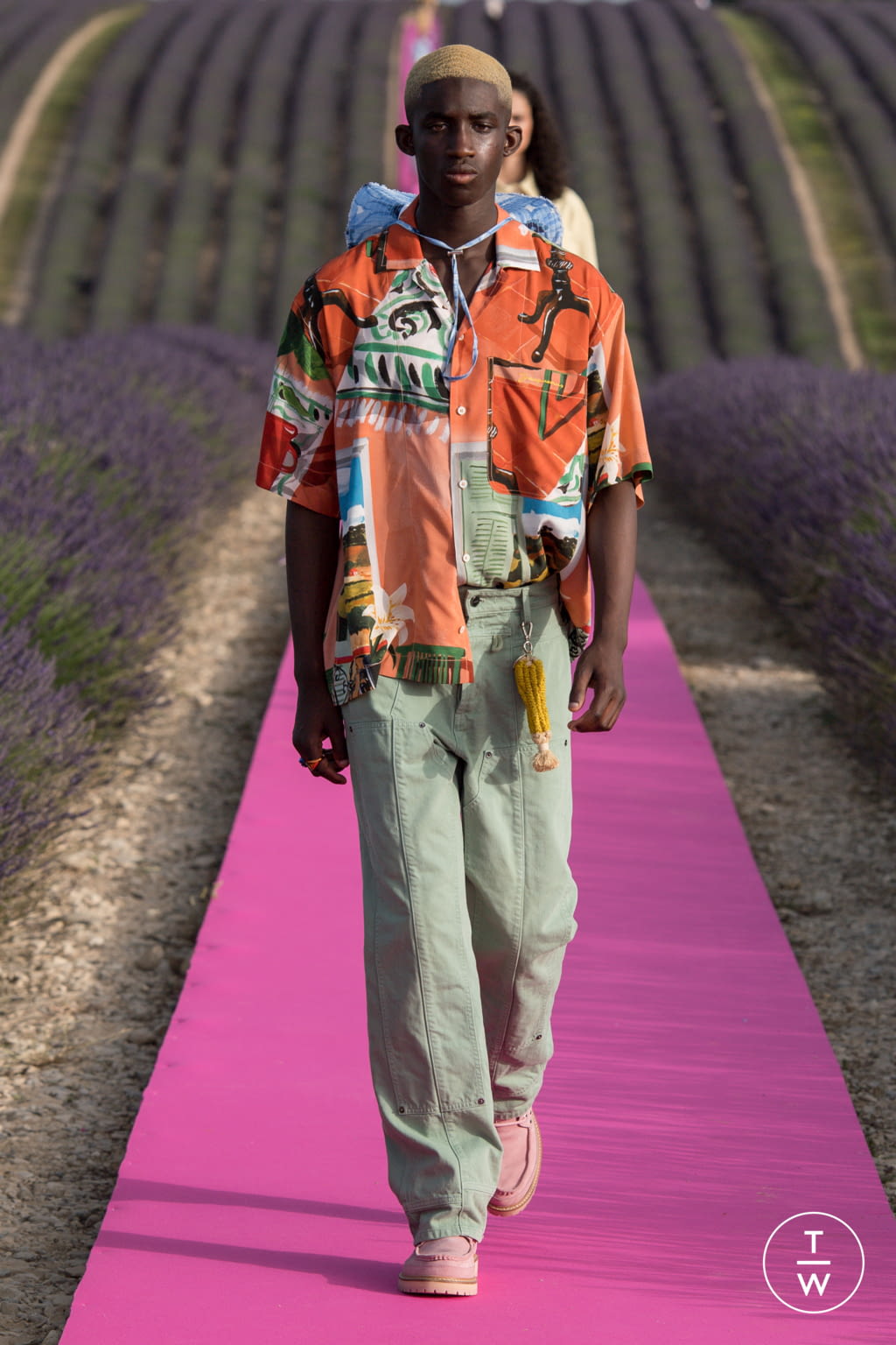 Fashion Week Paris Spring/Summer 2020 look 44 from the Jacquemus collection 男装
