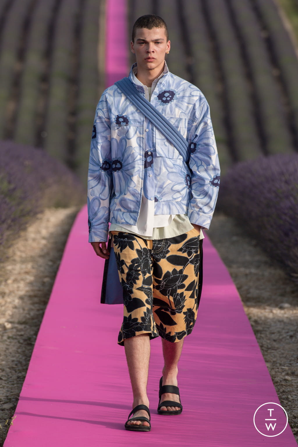 Fashion Week Paris Spring/Summer 2020 look 61 from the Jacquemus collection menswear
