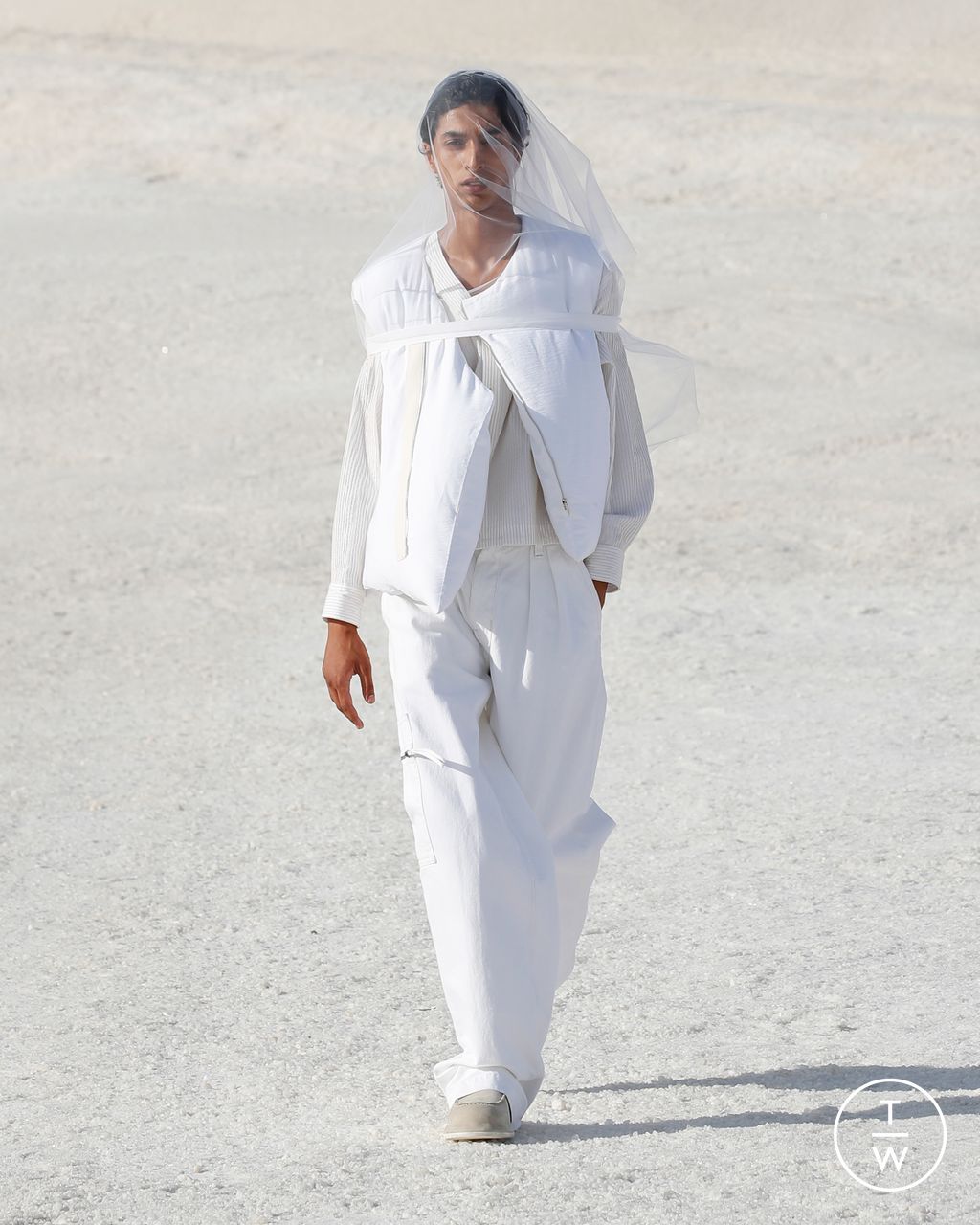Fashion Week Paris Fall/Winter 2022 look 2 from the Jacquemus collection womenswear