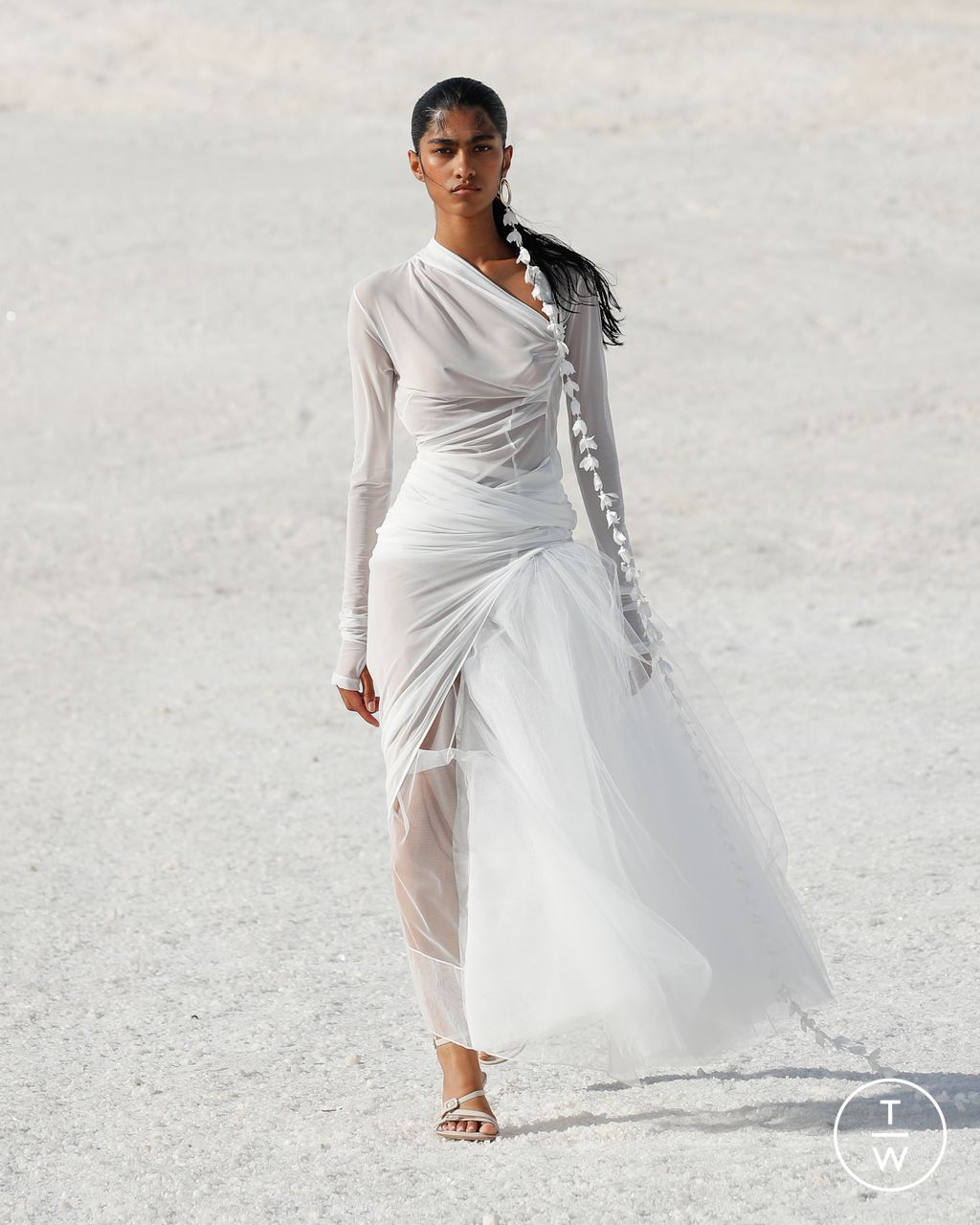 Fashion Week Paris Fall/Winter 2022 look 3 from the Jacquemus collection womenswear