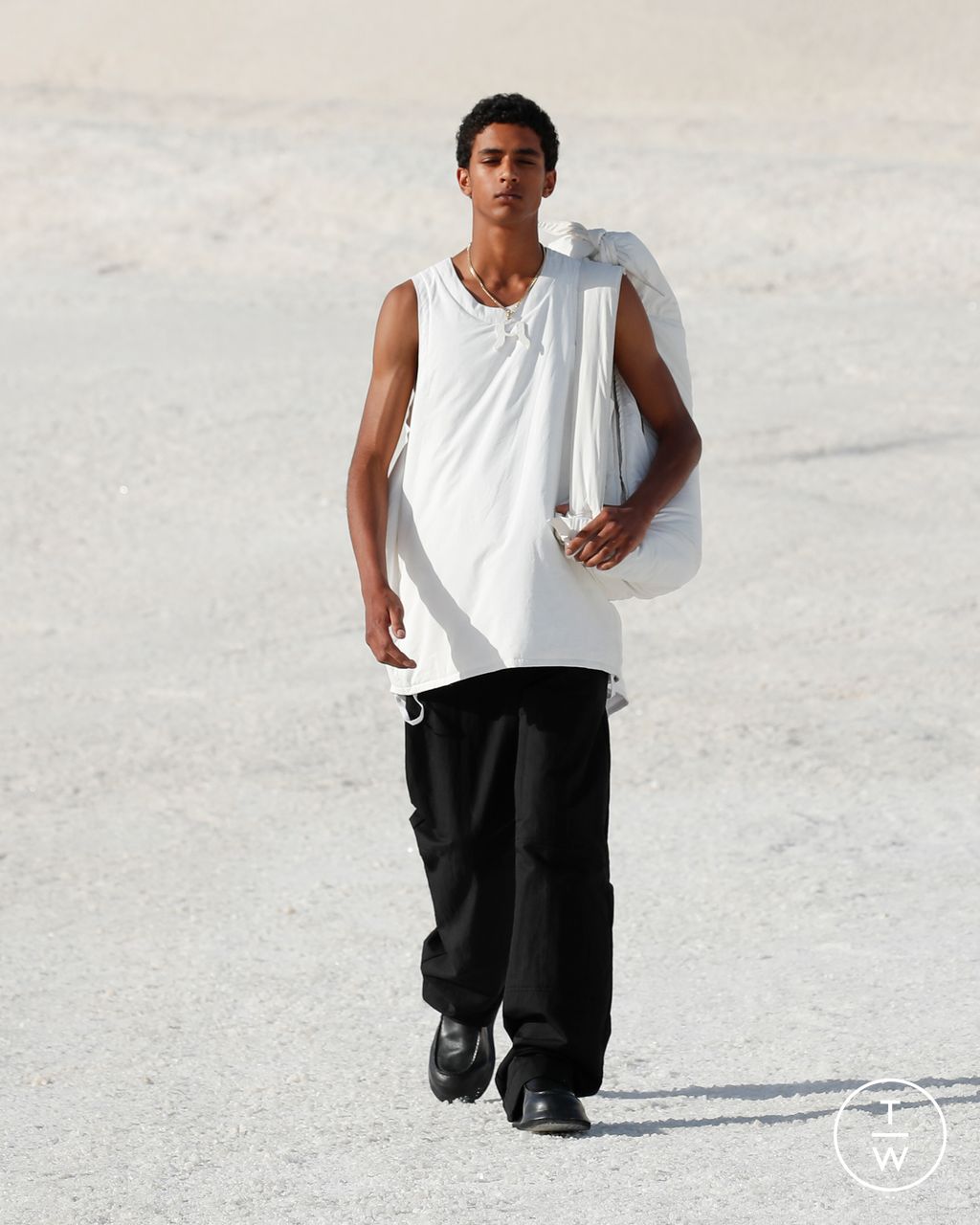 Fashion Week Paris Fall/Winter 2022 look 7 from the Jacquemus collection womenswear
