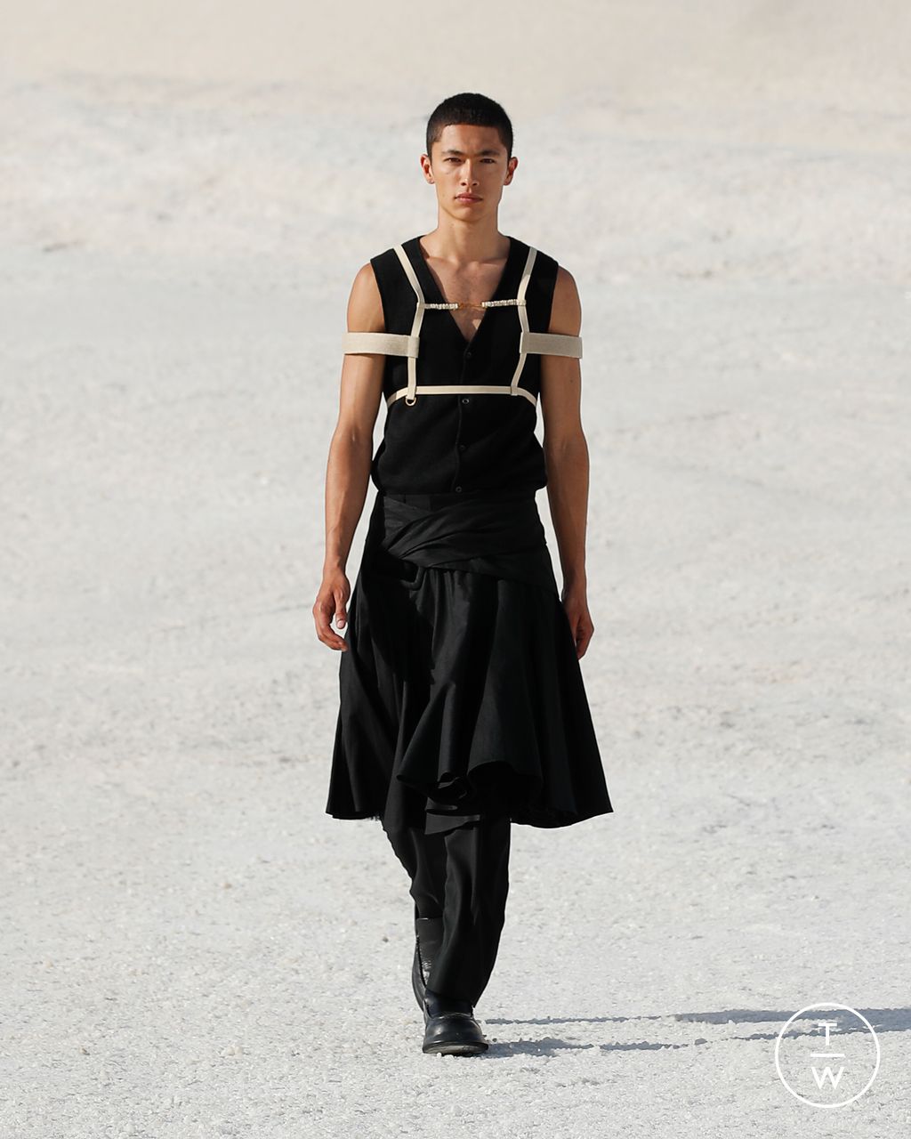 Fashion Week Paris Fall/Winter 2022 look 10 from the Jacquemus collection womenswear