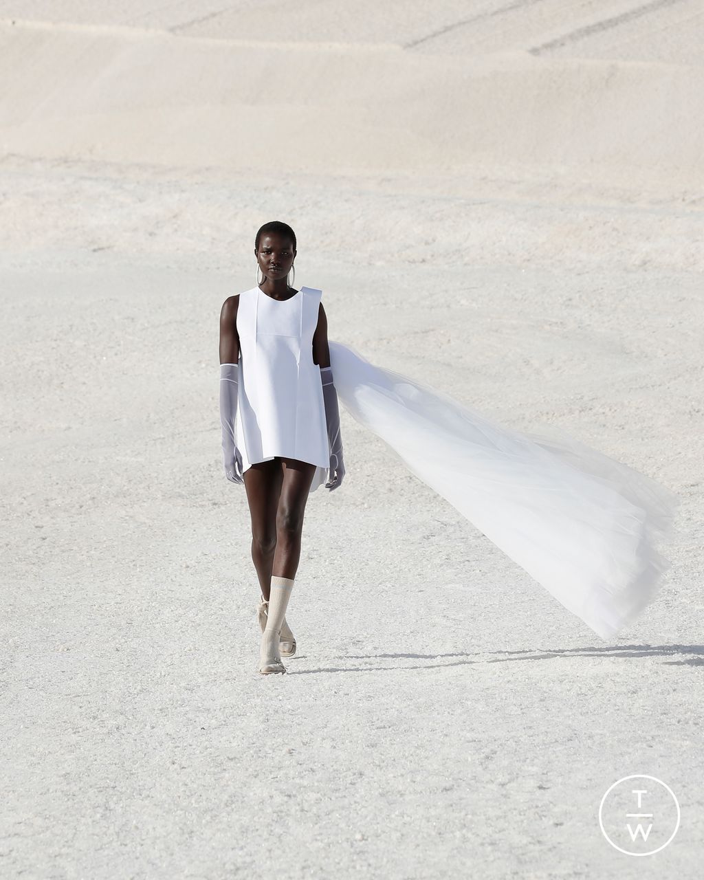 Fashion Week Paris Fall/Winter 2022 look 11 from the Jacquemus collection womenswear