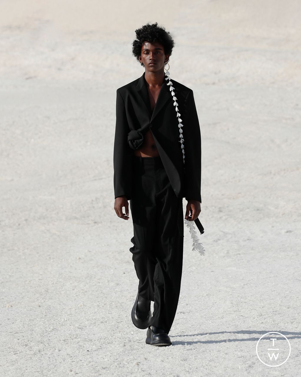 Fashion Week Paris Fall/Winter 2022 look 13 from the Jacquemus collection womenswear