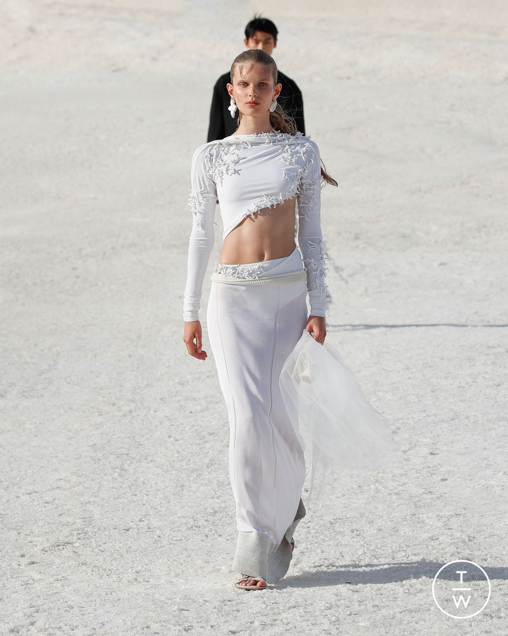 Fashion Week Paris Fall/Winter 2022 look 15 from the Jacquemus collection womenswear