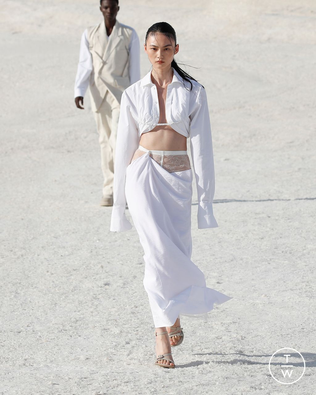 Fashion Week Paris Fall/Winter 2022 look 17 from the Jacquemus collection womenswear