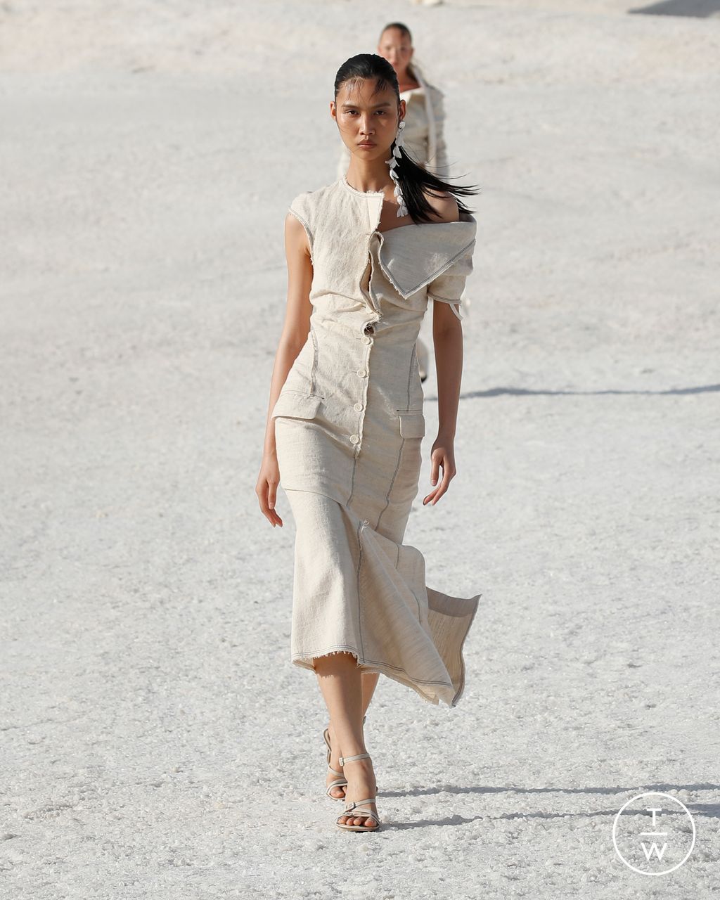 Fashion Week Paris Fall/Winter 2022 look 20 from the Jacquemus collection 女装