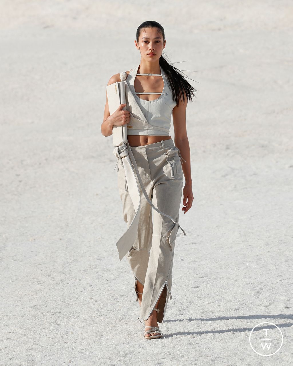 Fashion Week Paris Fall/Winter 2022 look 22 from the Jacquemus collection 女装