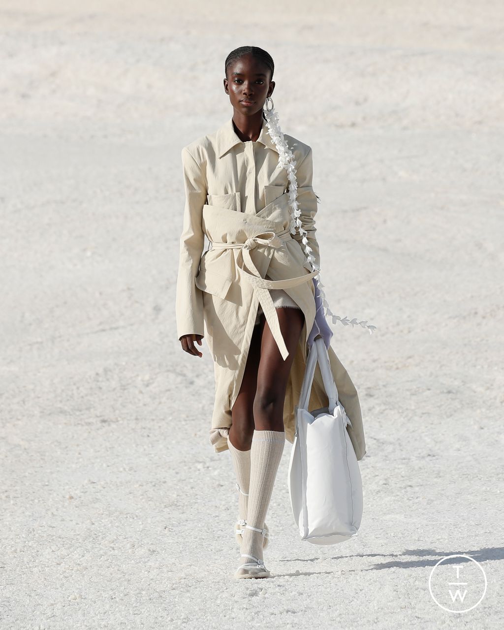 Fashion Week Paris Fall/Winter 2022 look 25 from the Jacquemus collection womenswear