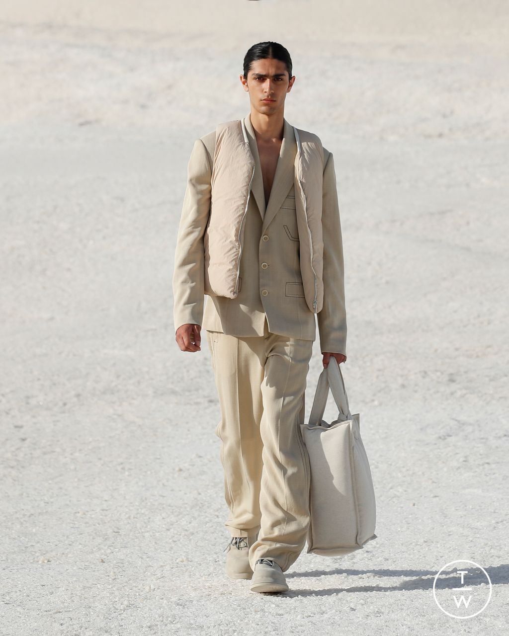 Fashion Week Paris Fall/Winter 2022 look 26 from the Jacquemus collection 女装