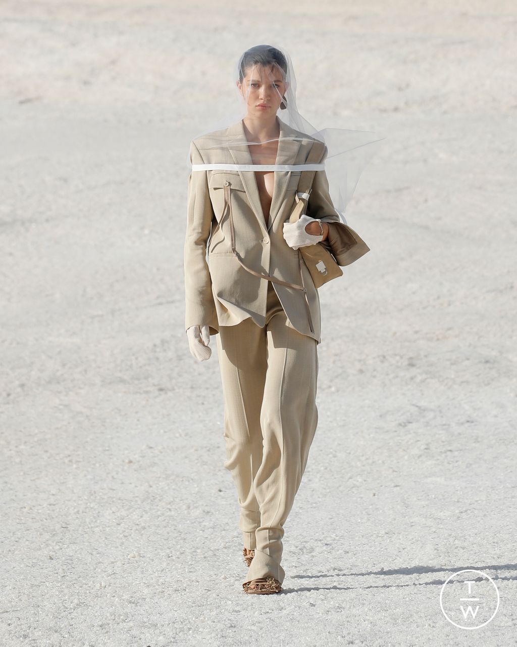 Fashion Week Paris Fall/Winter 2022 look 27 from the Jacquemus collection womenswear