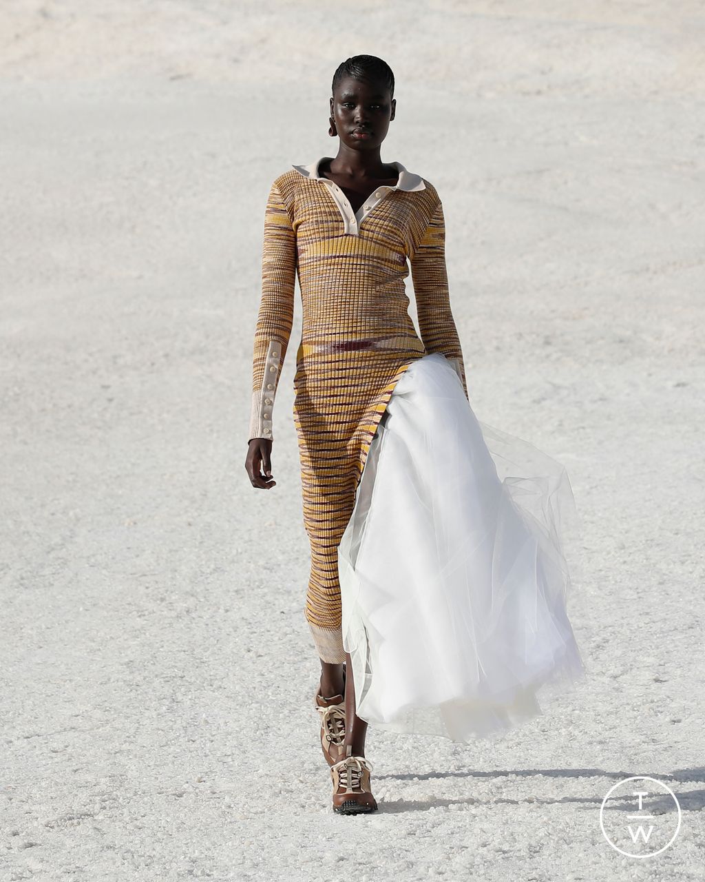 Fashion Week Paris Fall/Winter 2022 look 29 from the Jacquemus collection 女装