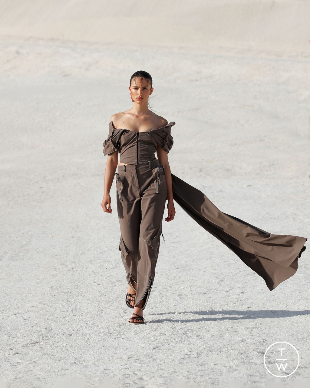 Fashion Week Paris Fall/Winter 2022 look 35 from the Jacquemus collection womenswear