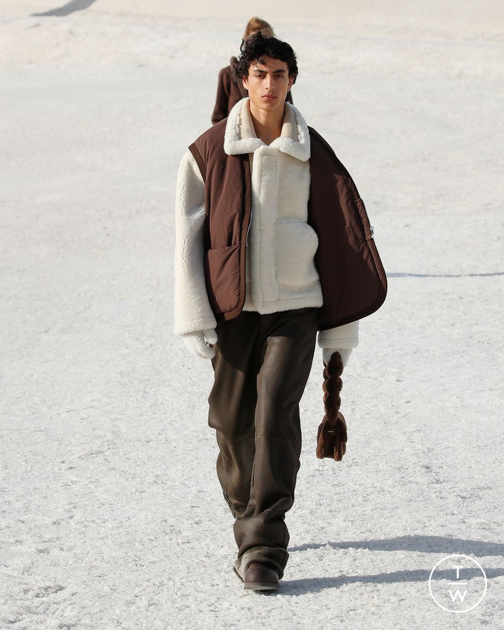 Fashion Week Paris Fall/Winter 2022 look 38 from the Jacquemus collection womenswear
