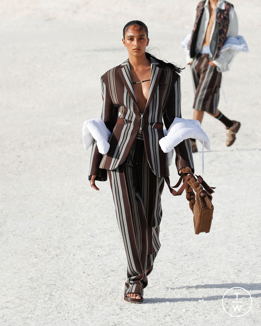 Fashion Week Paris Fall/Winter 2022 look 40 de la collection Jacquemus womenswear