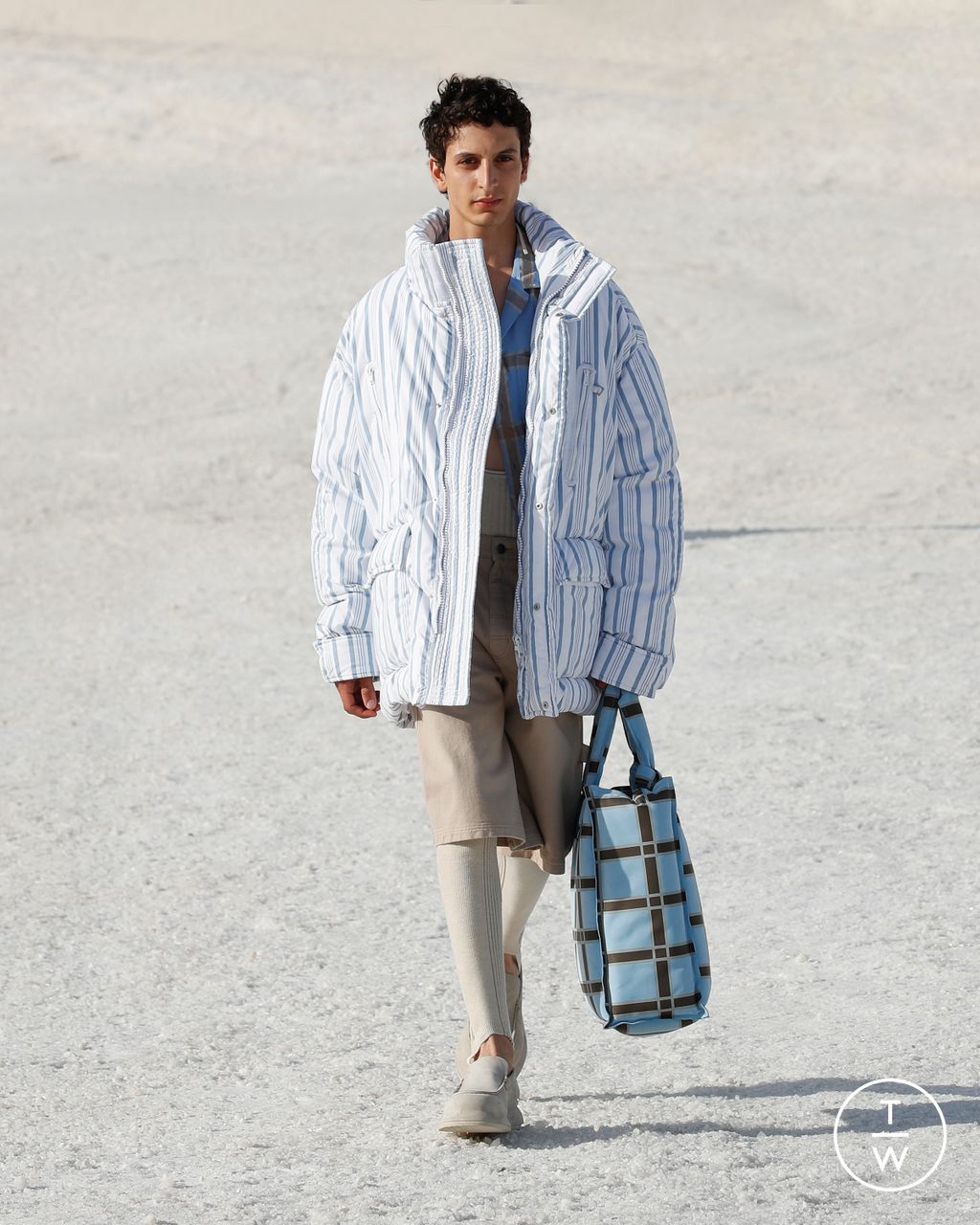 Fashion Week Paris Fall/Winter 2022 look 42 from the Jacquemus collection womenswear