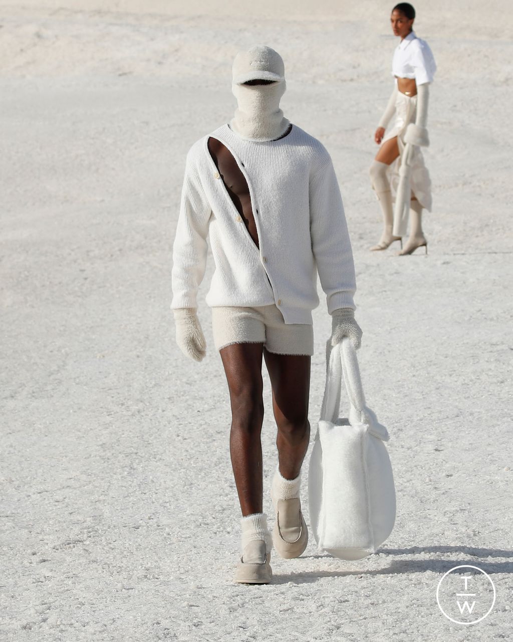 Fashion Week Paris Fall/Winter 2022 look 46 from the Jacquemus collection 女装