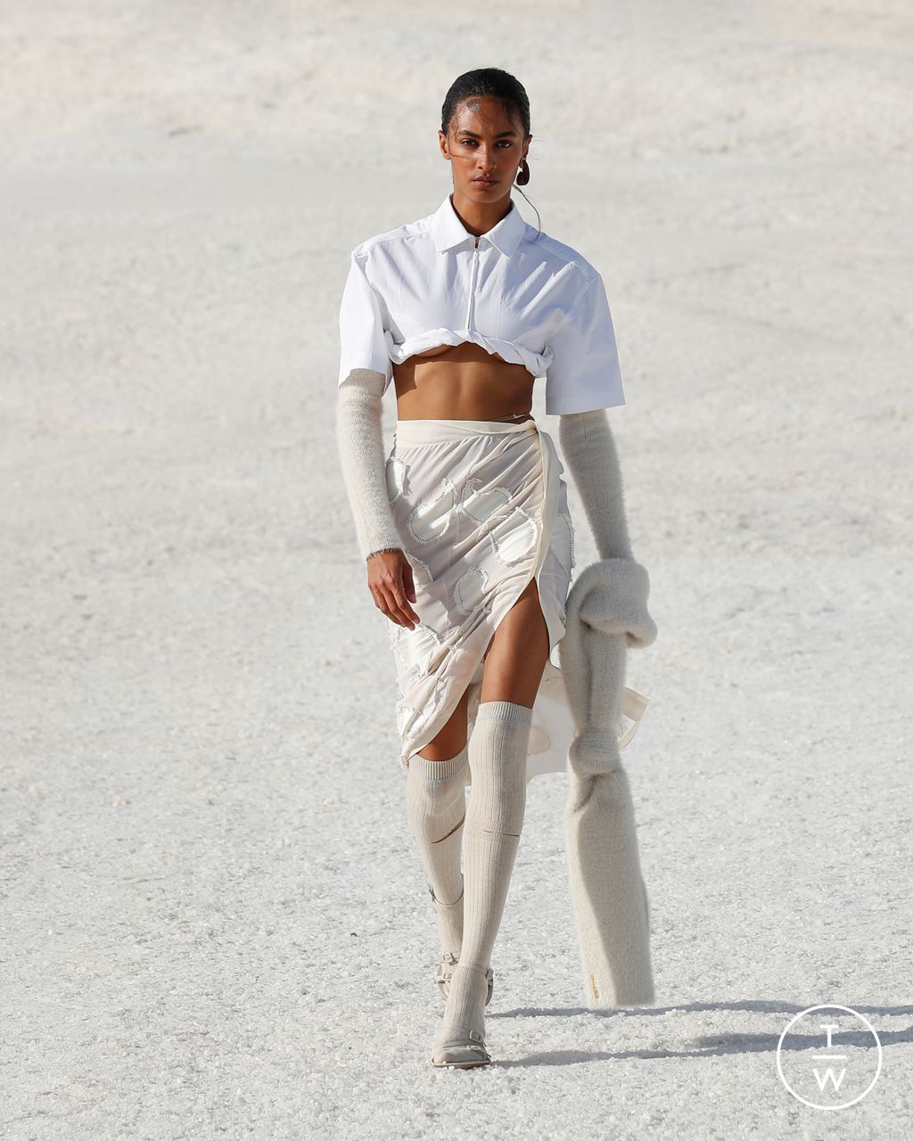Fashion Week Paris Fall/Winter 2022 look 47 from the Jacquemus collection 女装