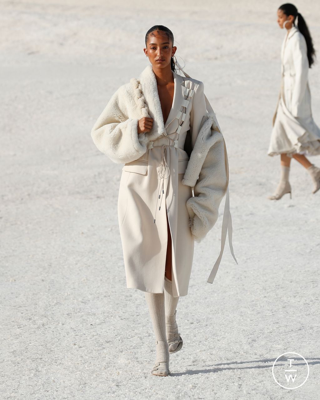 Fashion Week Paris Fall/Winter 2022 look 48 from the Jacquemus collection 女装