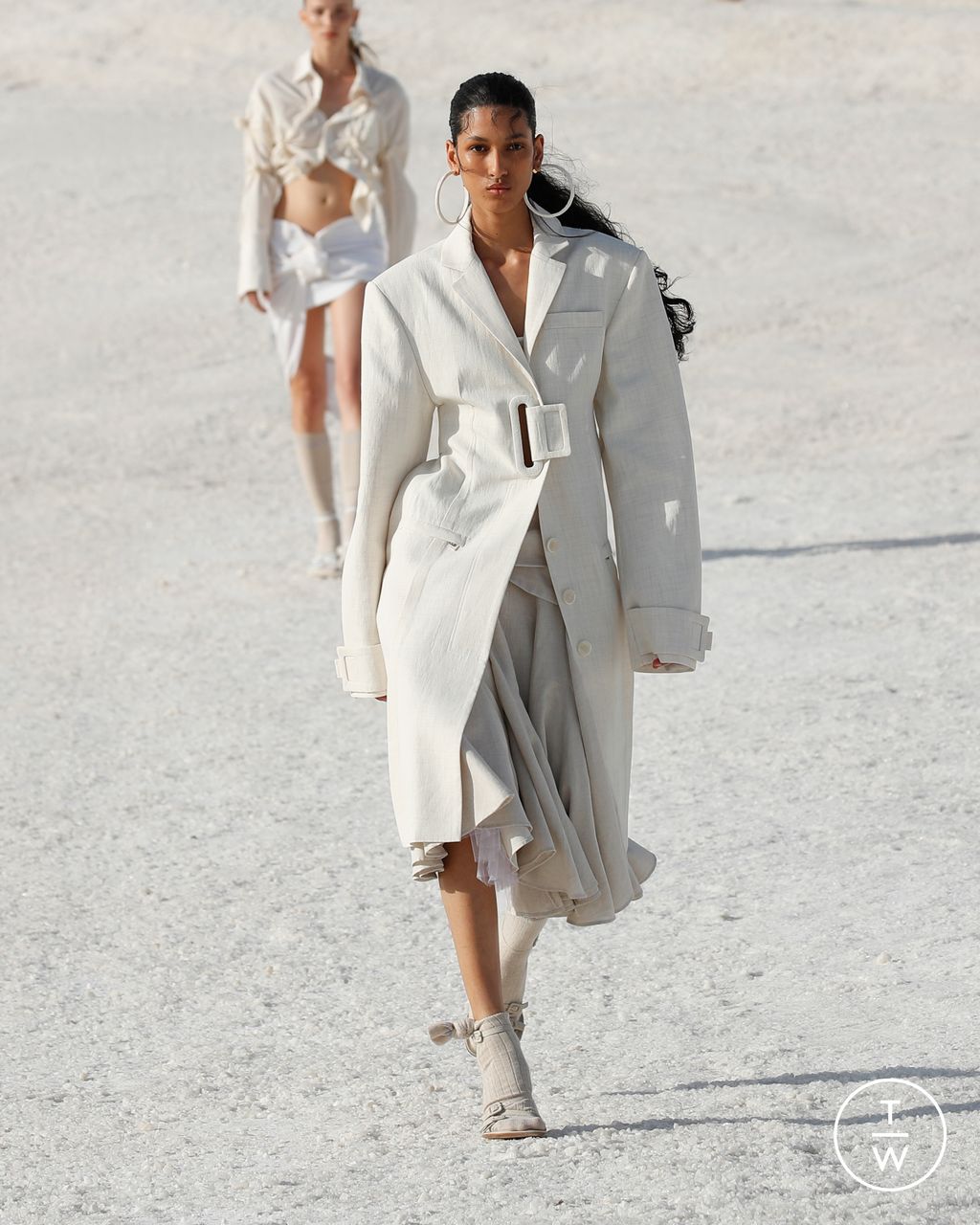 Fashion Week Paris Fall/Winter 2022 look 49 from the Jacquemus collection 女装