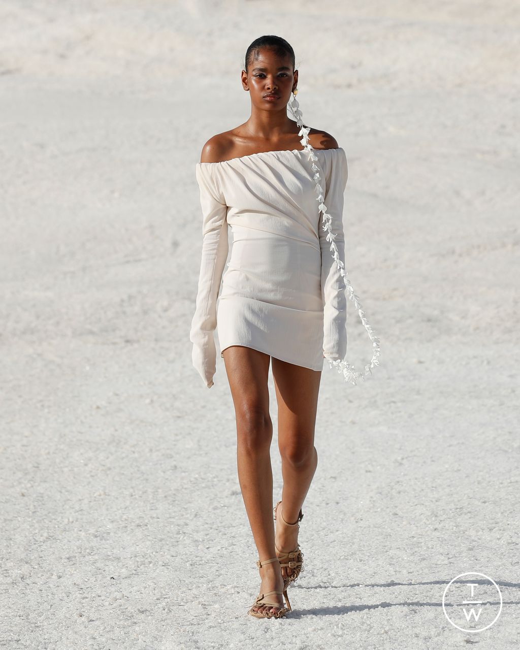 Fashion Week Paris Fall/Winter 2022 look 56 from the Jacquemus collection 女装