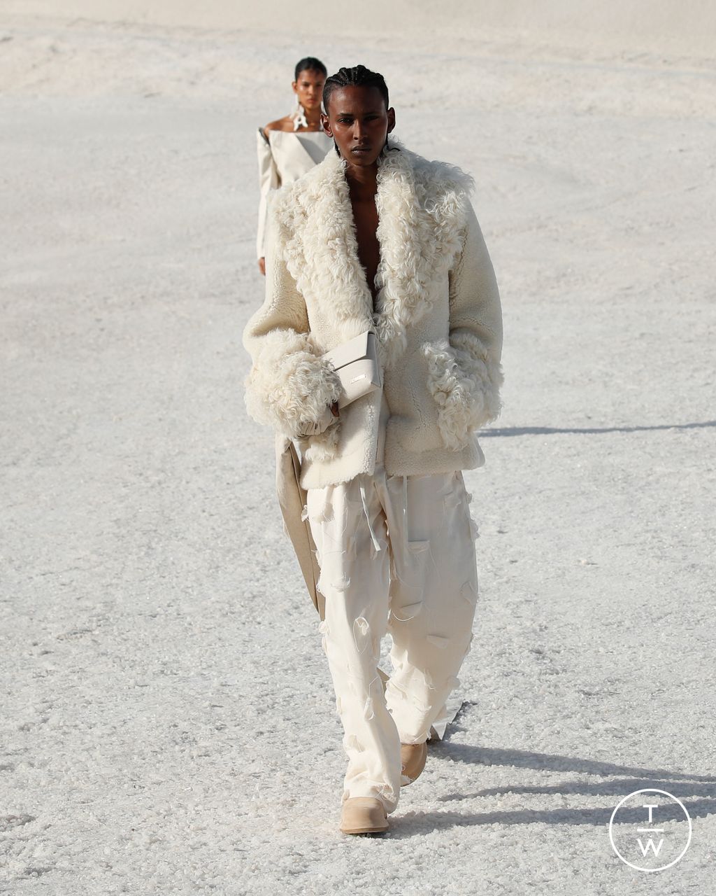 Fashion Week Paris Fall/Winter 2022 look 60 from the Jacquemus collection womenswear