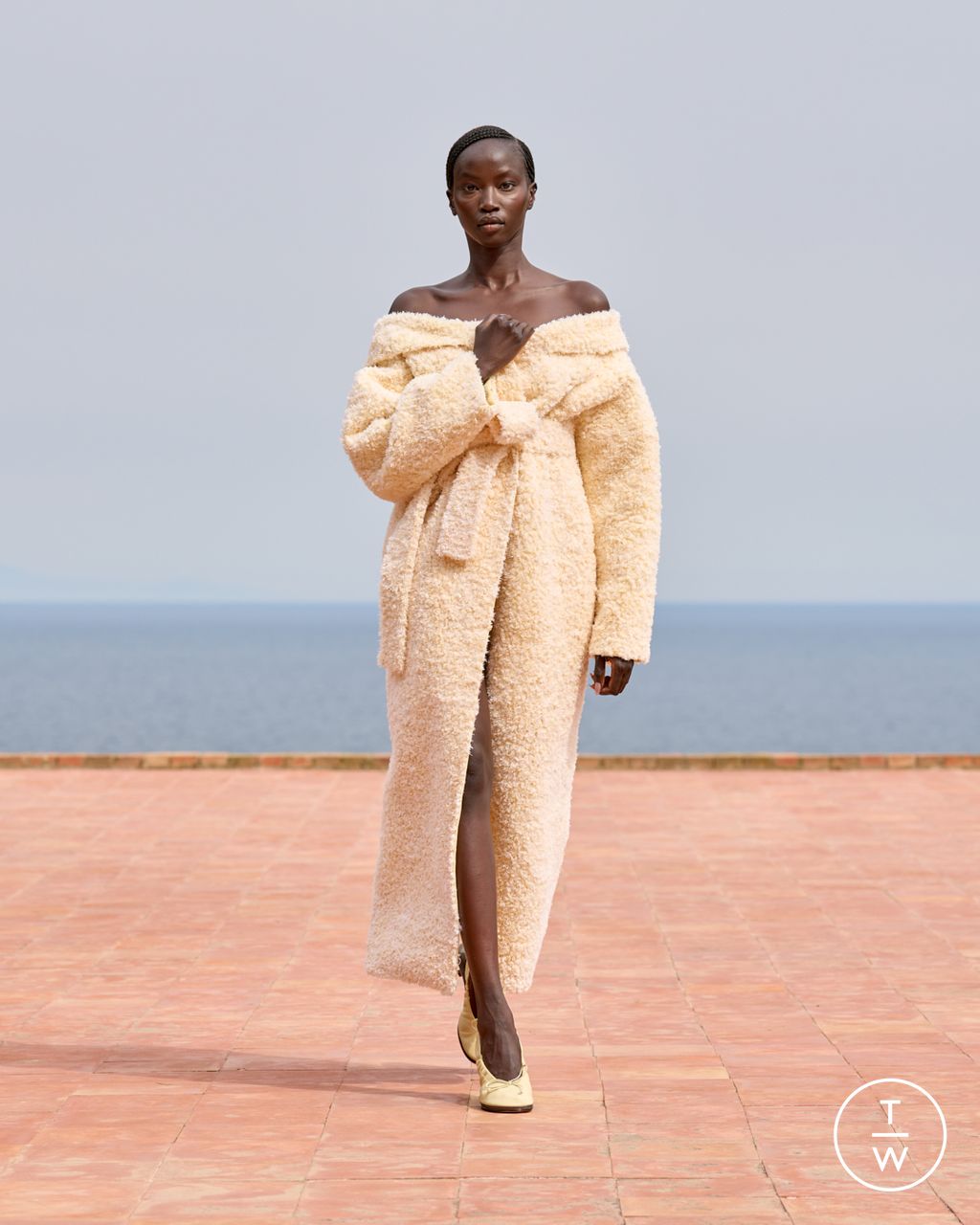 Fashion Week Paris Fall/Winter 2024 look 1 de la collection Jacquemus womenswear