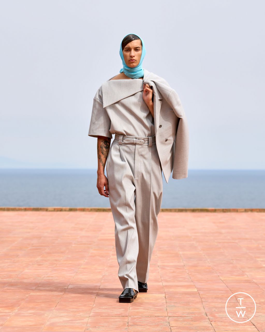 Fashion Week Paris Fall/Winter 2024 look 2 from the Jacquemus collection womenswear