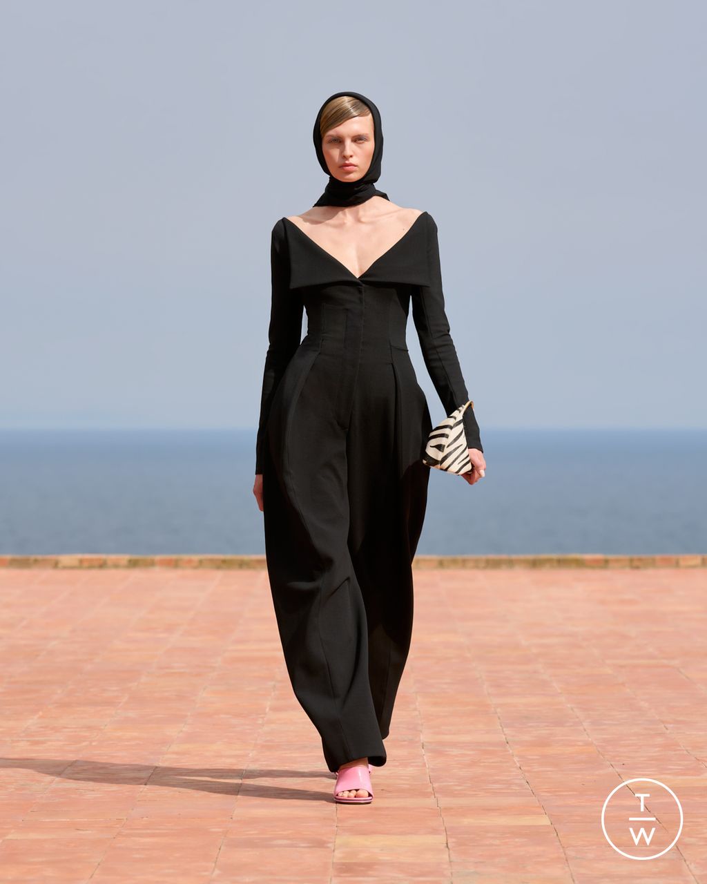 Fashion Week Paris Fall/Winter 2024 look 18 from the Jacquemus collection womenswear